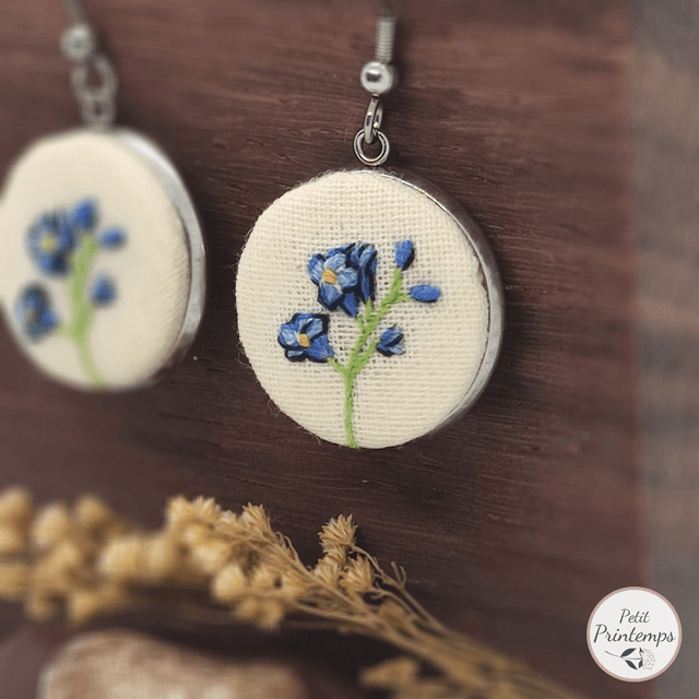 EB Bijoux brodé à motif "Myosotis" par Petit Printemps 
