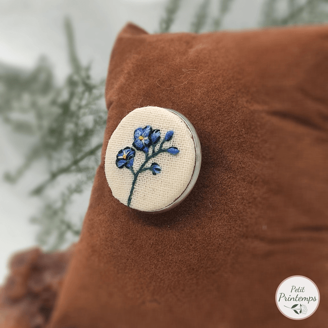 EB Bijoux brodé à motif "Myosotis" par Petit Printemps 