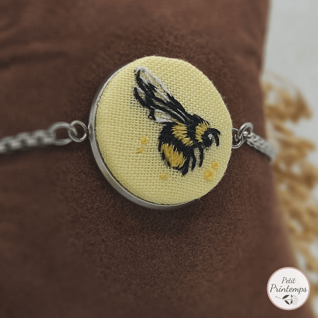 EB Bijoux brodé à motif "Abeille" par Petit Printemps