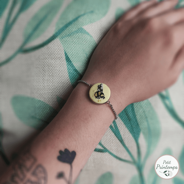 EB Bijoux brodé à motif "Abeille" par Petit Printemps