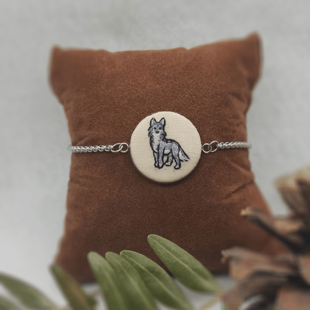 EB Bijoux brodé à motif "Loup" par Petit Printemps