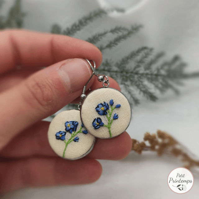 EB Bijoux brodé à motif "Myosotis" par Petit Printemps 