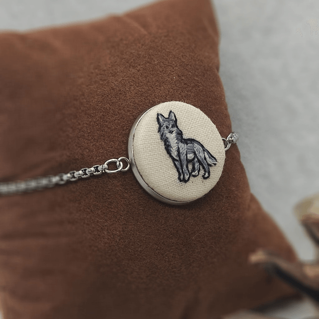 EB Bijoux brodé à motif "Loup" par Petit Printemps
