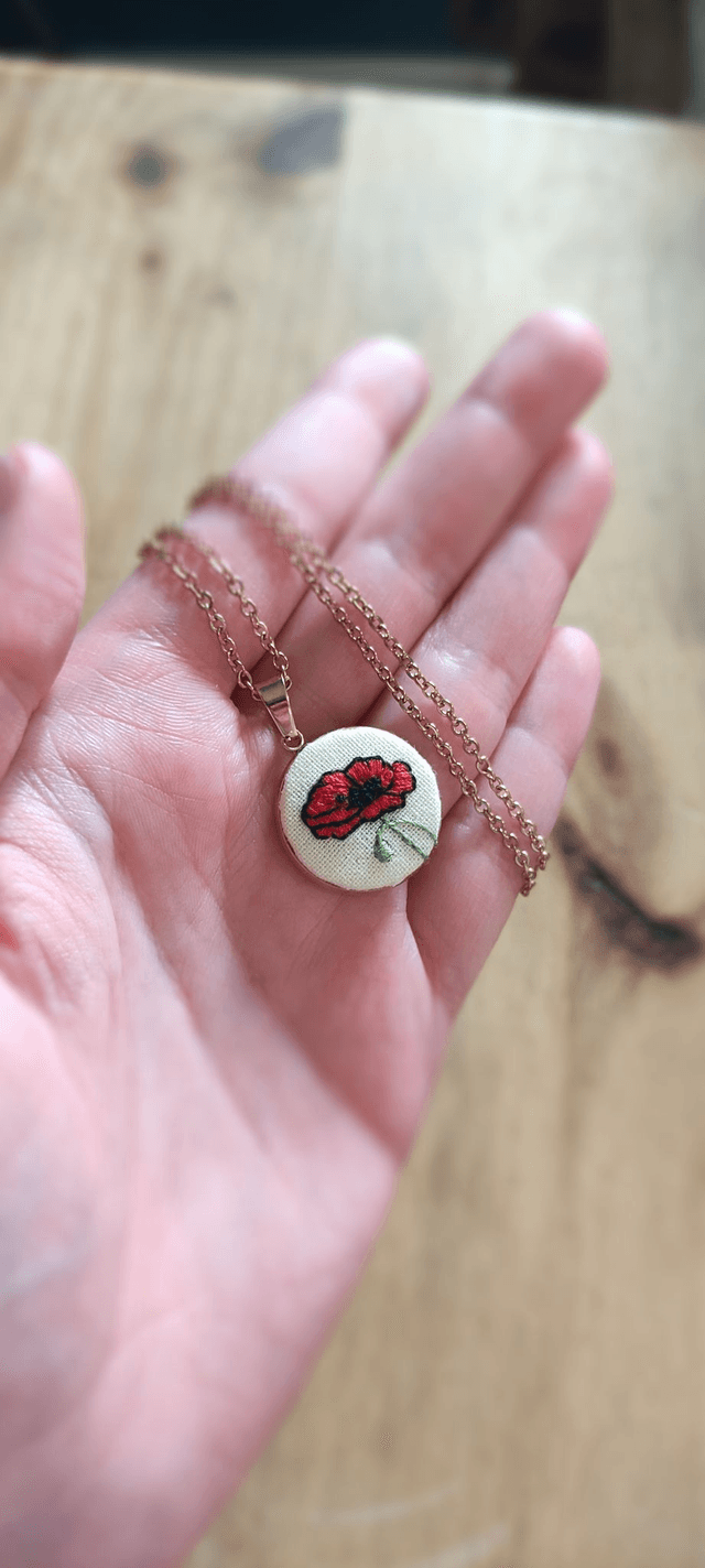 EB Bijoux brodé à motif "Coquelicot" par Petit Printemps