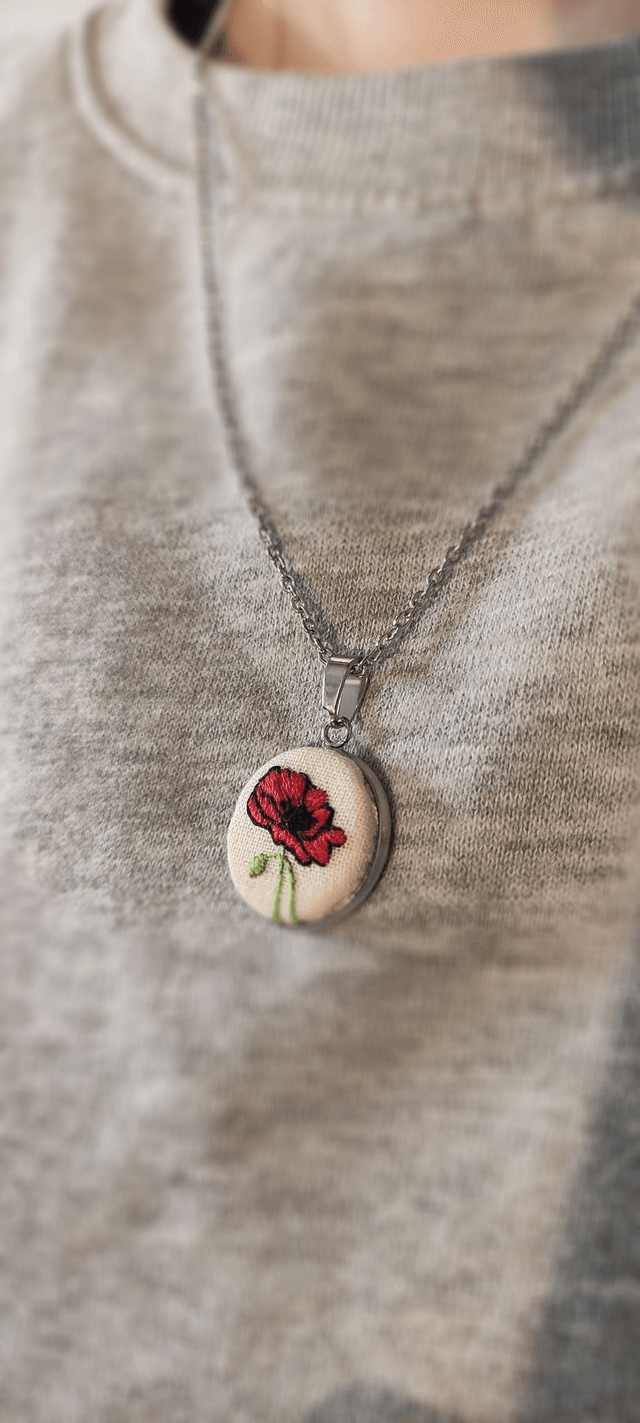 EB Bijoux brodé à motif "Coquelicot" par Petit Printemps