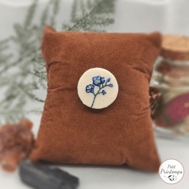 EB Bijoux brodé à motif "Myosotis" par Petit Printemps 