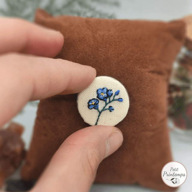 EB Bijoux brodé à motif &quot;Myosotis&quot; par Petit Printemps 