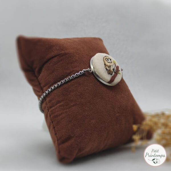 Bracelet réglable couleur argent brodé à la main représentant une chouette effraie