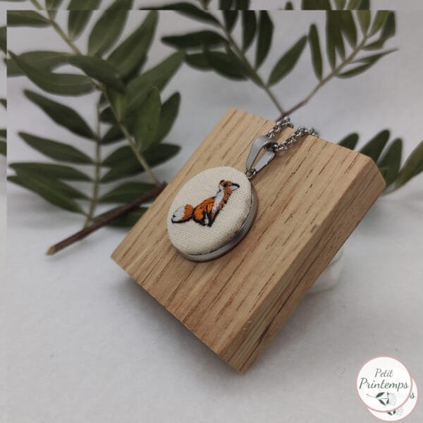 collier en métal argent brodé à la main représentant un renard