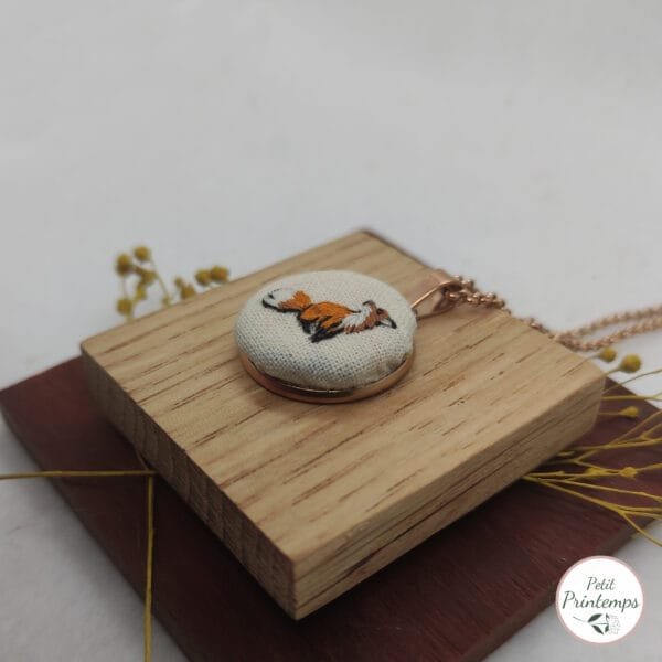 collier en métal rose doré brodé à la main représentant un renard (vue de côté)