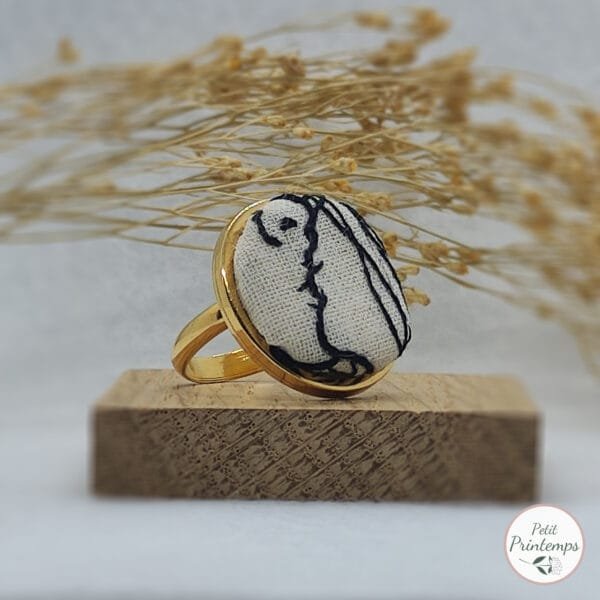 bague couleur or brodée à la main représentant un couple qui s'embrasse